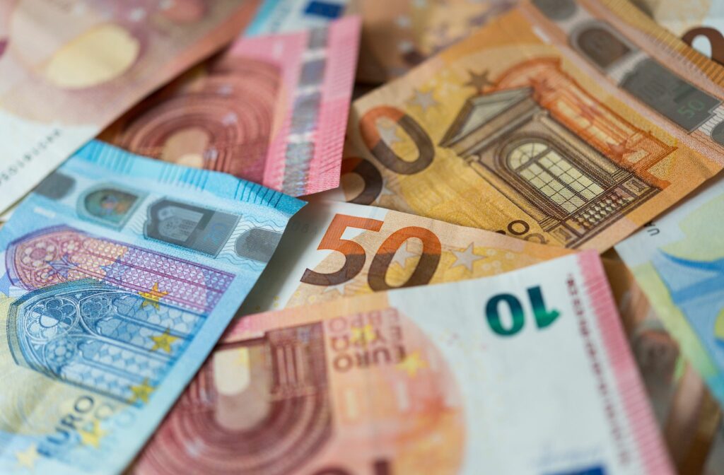 Hohe Inflation in Eurozone schwächt sich weiter ab