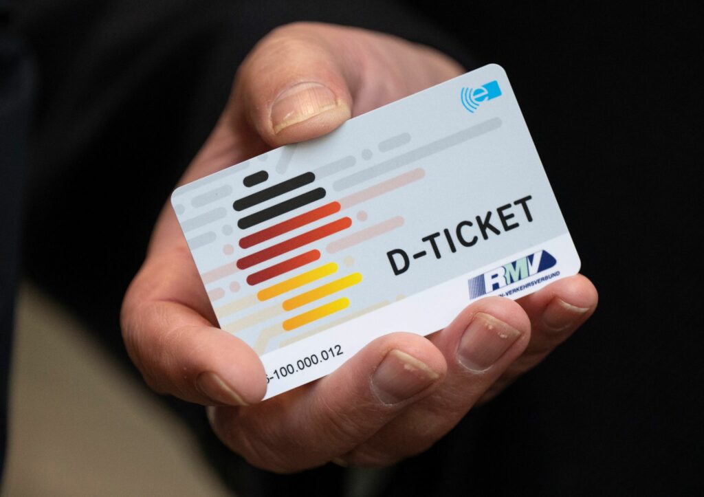 NRW-Minister: Keine Preisprognose für D-Ticket nach 2024