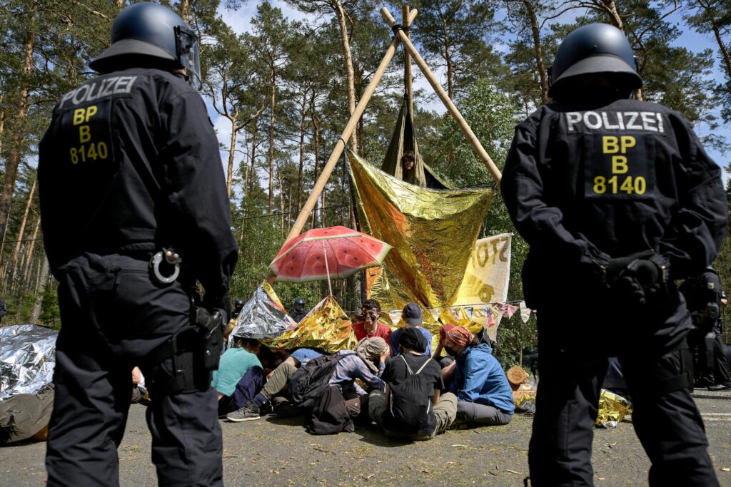 Hunderte bei Protestzug zum Tesla-Werk