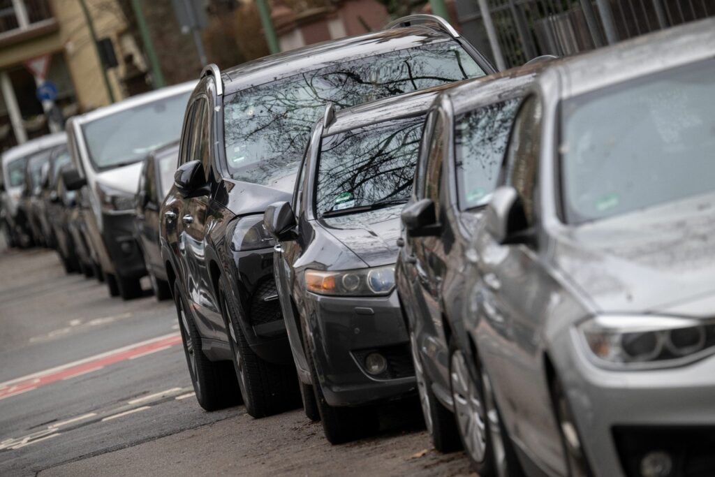 Umwelthilfe beantragt höhere Parkgebühren für große SUV