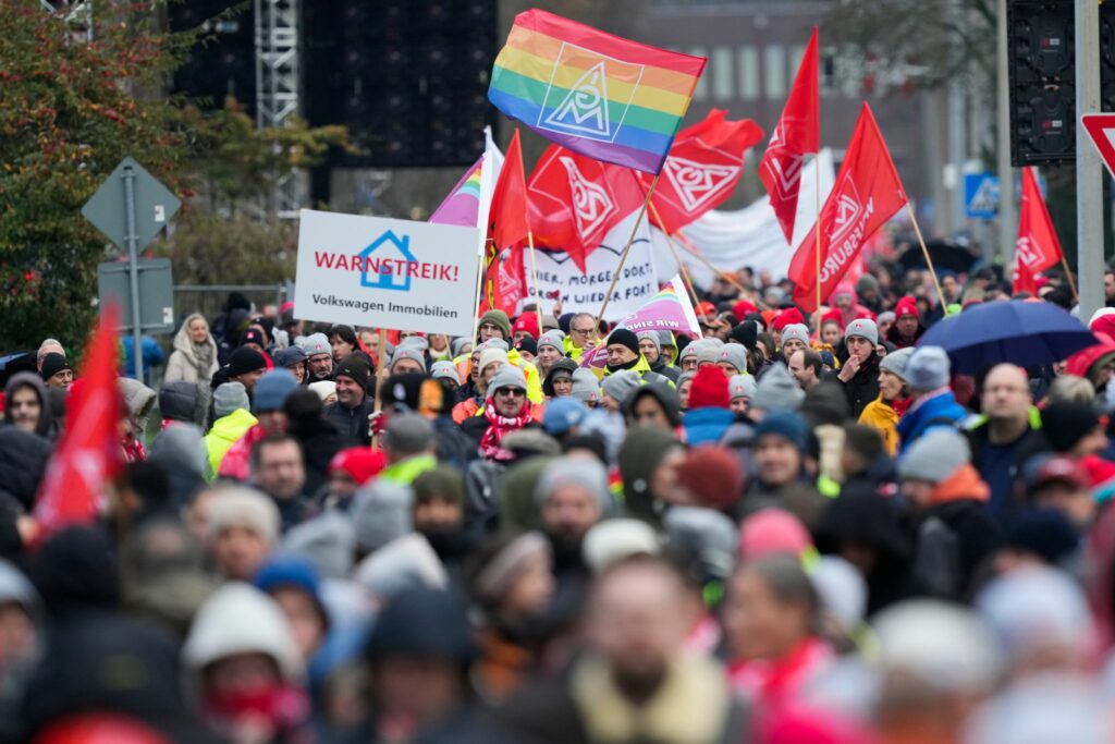 Umfrage: Vier von zehn Unternehmen planen 2025 Stellenabbau