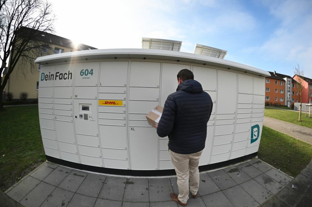 DHL-Tochter nimmt erste weiße Paketautomaten in Betrieb