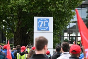 Tausende Menschen protestieren gegen Job-Abbau bei ZF