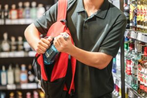 Waren bald hinter Glas? Handel klagt über Diebesbanden