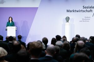 Reiche will Neuausrichtung: Erhard kehrt zurück