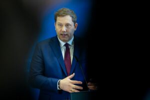 Klingbeil warnt Autobauer: «Zukunft ist elektrisch»